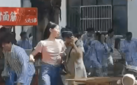 成都某醫(yī)院圍墻垮塌，患者跑出來了？