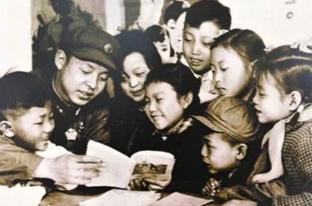 雷鋒是一個(gè)時(shí)代的楷模，雷鋒精神是永恒的
