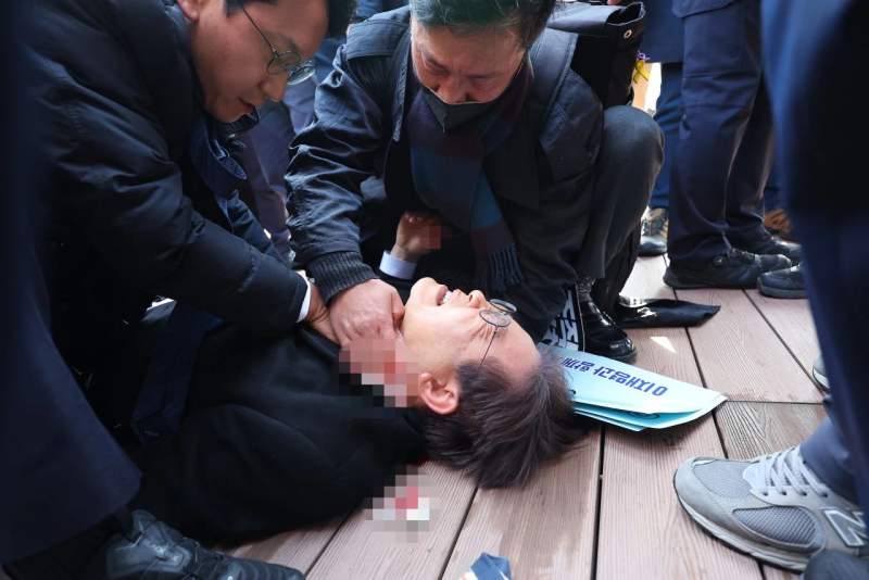 韓國最大在野黨黨首李在明遇襲，襲擊者假裝要簽名