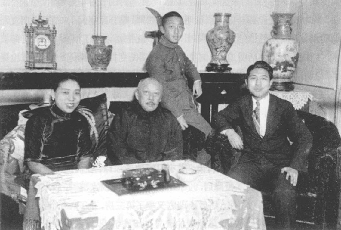 他是偽滿總理之子，一生充滿傳奇，潛伏在偽滿心臟的紅色特工，為莫斯科保衛(wèi)戰(zhàn)的勝利獲取重要情報