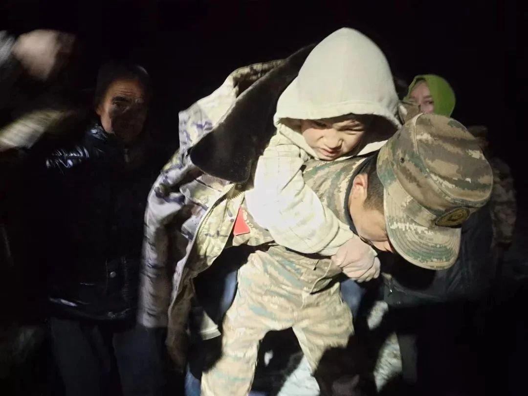 人民軍隊聽令景從，堅決打贏抗震救災這場硬仗！